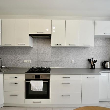 Cozy Apartment Next To The Park Ternópil Exterior foto