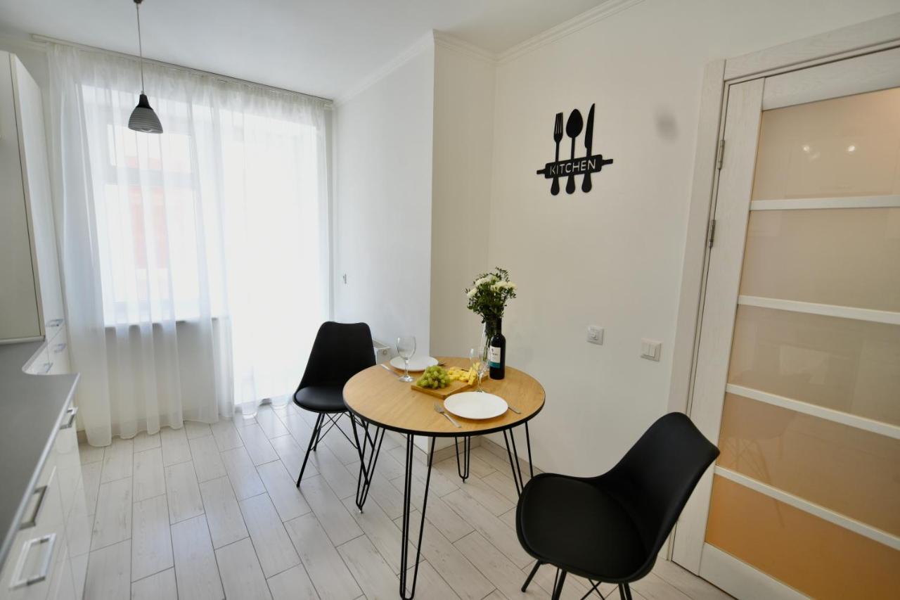 Cozy Apartment Next To The Park Ternópil Exterior foto